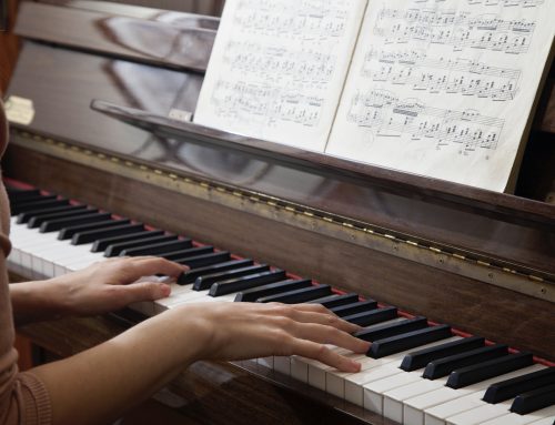 Will my piano play differently on hot or cold days?